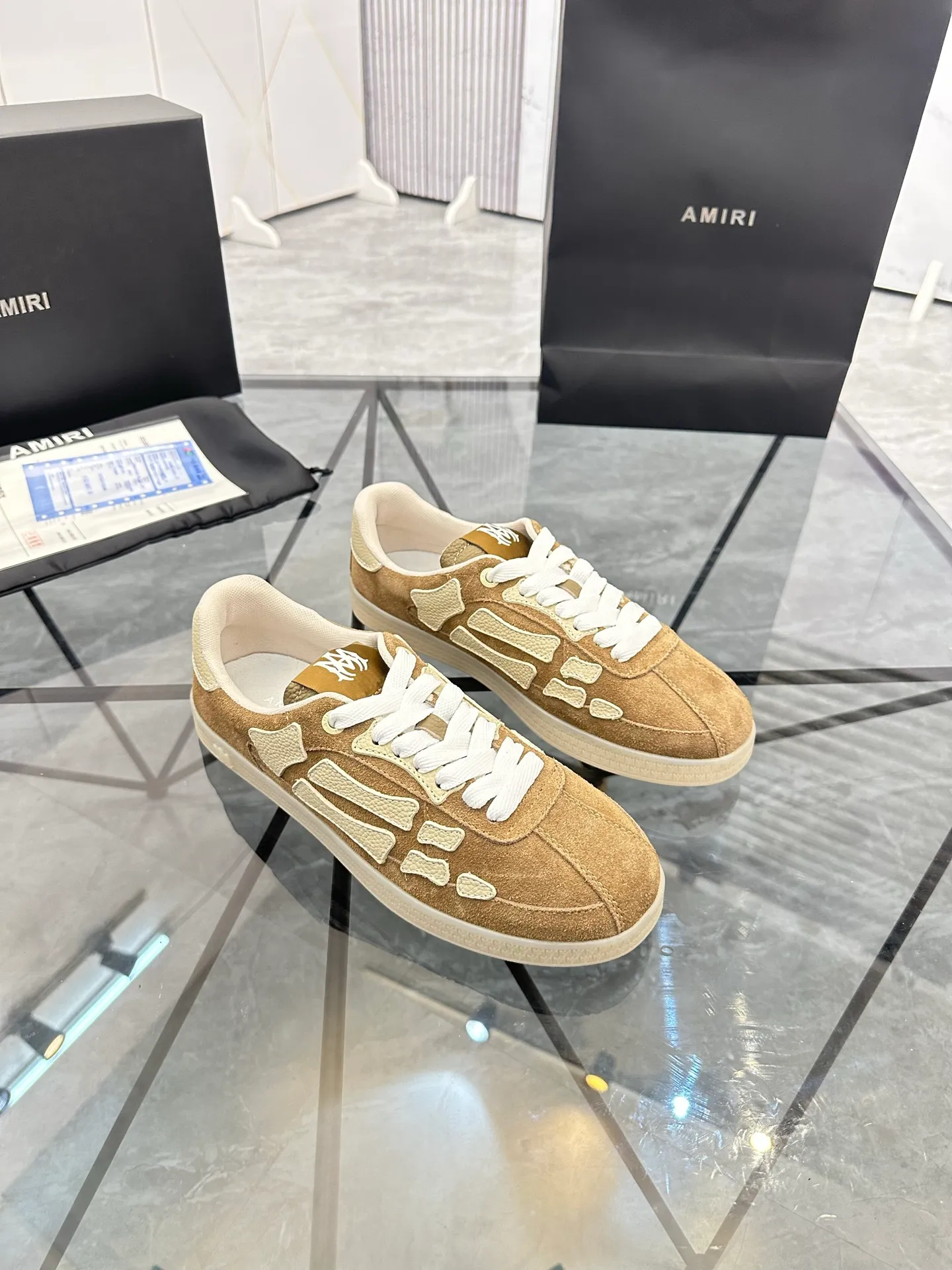 Men's shoes: 💰P600¥ Top quality in Guangzhou Product trademark: AMIRI* "Amir*" low-top casual shoes Regular size: 39-44 (can be customized to 45) Product material: Upper imported first-layer cowhide spliced ​​nubuck leather, breathable lining, original outsole. Number: 525
